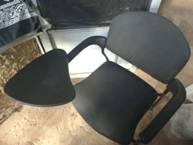 cadeira estudante com mesa de apoio
