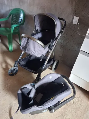 Carrinho de bebê com bebê conforto