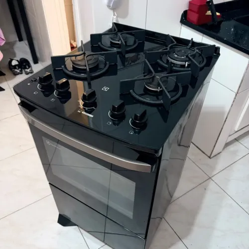 Fogão Electrolux preto semi novo sem detalhes