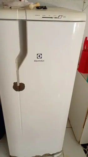 Vendo geladeira e fogão 700,00