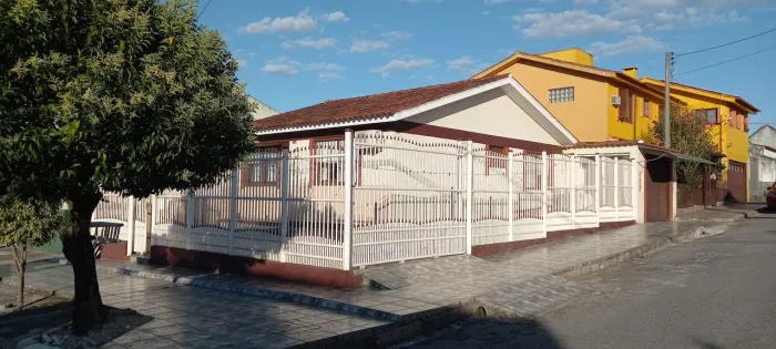 Casa de esquina à venda no Fragata, Pelotas: 104m², 2 quartos, churrasqueira, cozinha plan