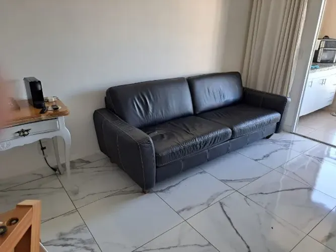 SOFÁ EM COURO LEGÍTIMO 2,40 x 0,95