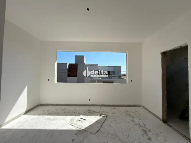 Casa com 3 quartos sendo 1 suíte disponível para venda no bairro Santa Mônica em Uberlândi