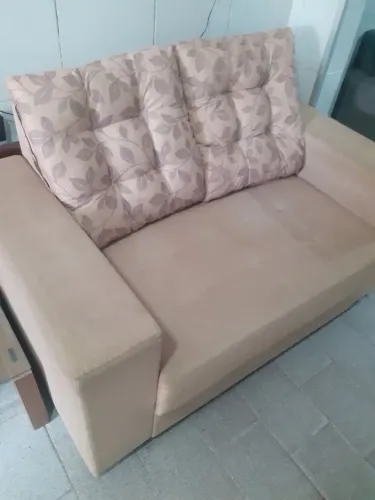 Sofá 2 Lugares em Suede Bege com Encosto Estampado - Ótimo Estado!