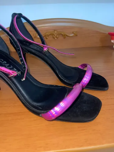 Sandália de salto detalhes holográficos