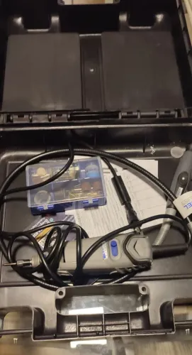 Micro Retífica Dremel 3000 com acessórios, caixa  de transporte e braço articulado.