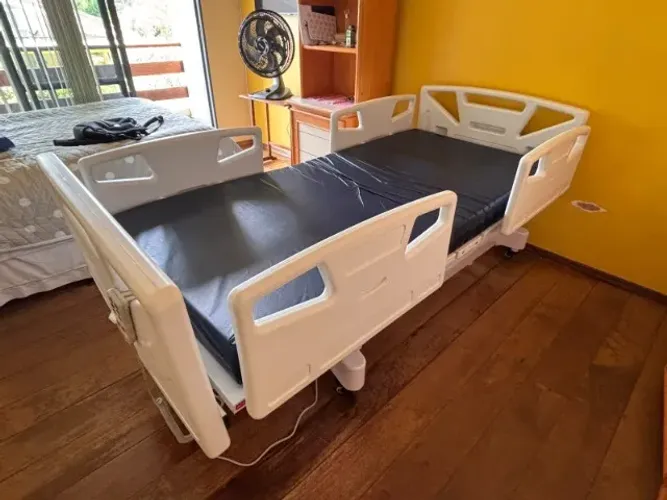 Cama hospitalar para residência. Motorizada. 8 posições. Acompanha mesa para refeição.