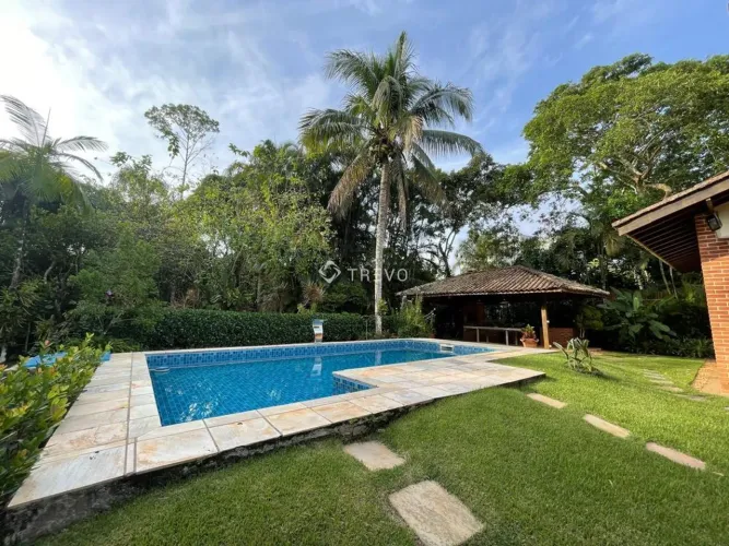 CASA EM GUARATUBA À VENDA COM 265 m²/3 DORM/3 WC/5 VAGAS/PISCINA