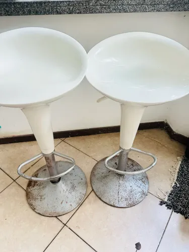 DUAS BANQUETAS GIRATÓRIAS