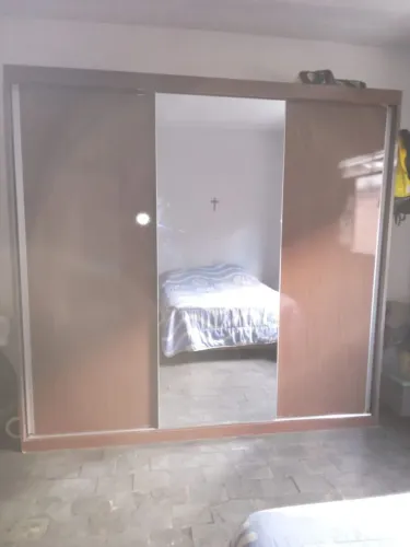 Vendo guarda roupa de casal, mesa com quatro cadeiras, aspirador de pó e microondas