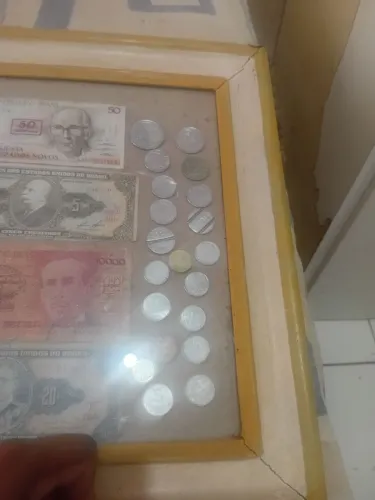 Vendo quadro com células e moedas antigas 
