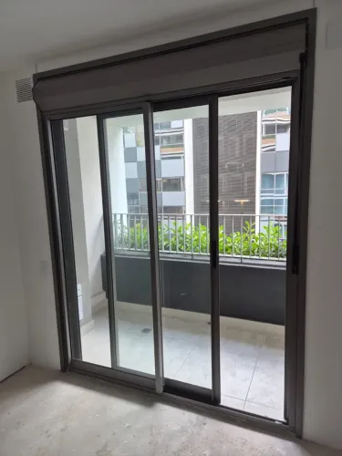 PORTA BALCÃO DUPLA DE ALUMÍNIO 2,4Ax1,80L COM PERSIANA BLACKOUT EMBUTIDA 