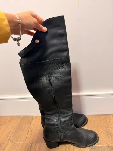 Bota cano alto em couro, tam 35