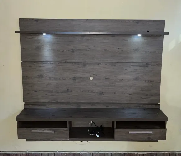 Rack suspenso para TV, com gaveta e Led
