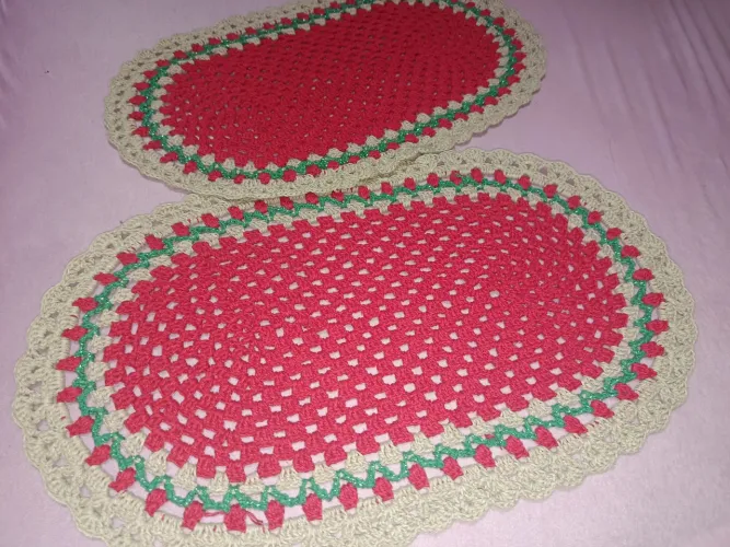 Tapete de Crochê Modelo Tulipa Vermelho e Bege