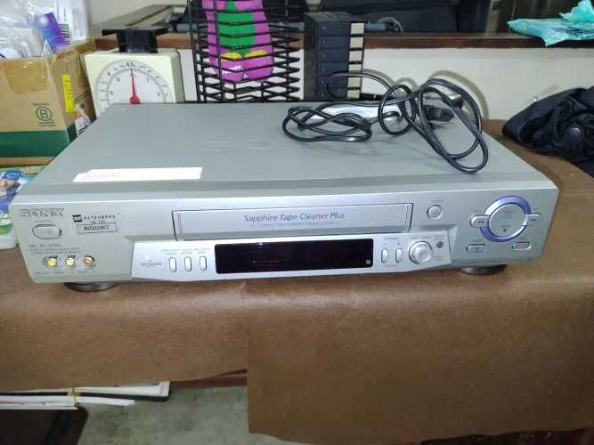 Aparelho vídeo cassete Sony, ótimo estado geral, funcionando.