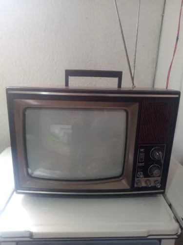 TV antiga toda original funcionando 