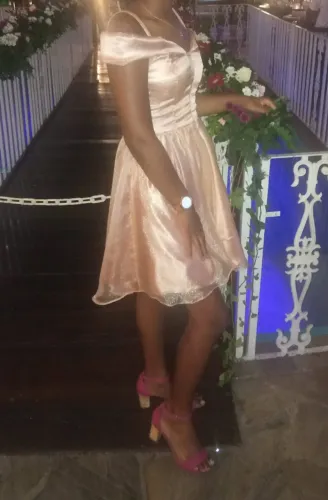 Vestido de festa curto bege brilhante