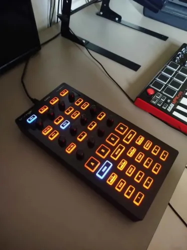 Controladora Behringer CMD DV-1