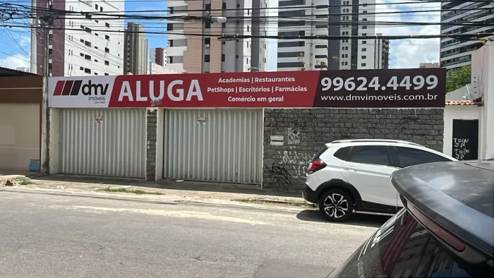 Excelente casa com 250m² de área privativa, perfazendo uma área total de 393,25m², localiz