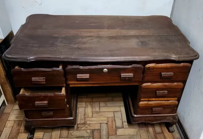 Mesa antiga em madeira maciça.