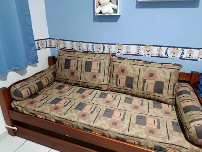Bicama Solteiro em madeira com cama auxiliar mais um colchão, semi novo.
