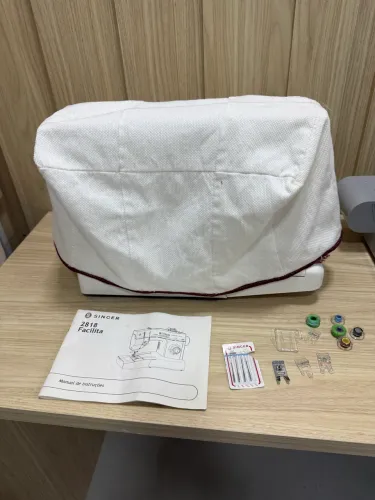 Vende - se máquina de costura com manual e acessórios