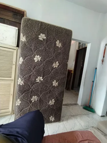 Cama de solteiro semi nova