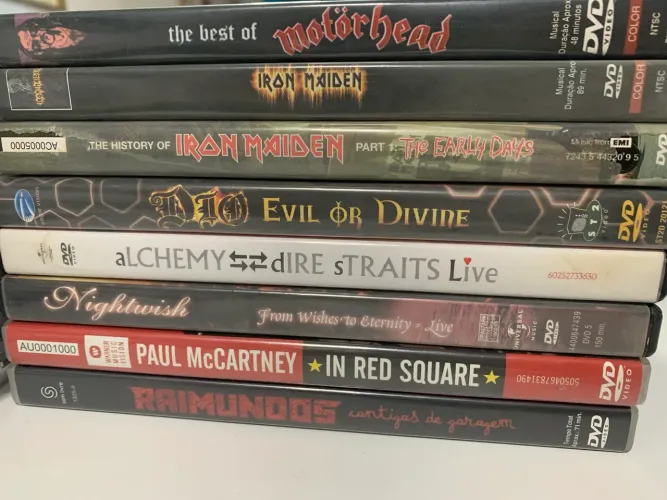 CDs e DVDs de rock e metal. 