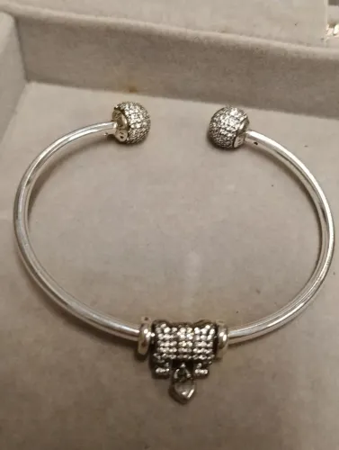 Bracelete com charm laço brilhante
