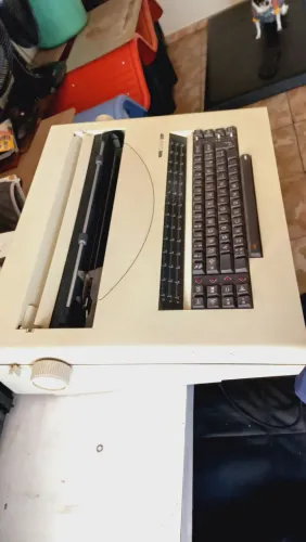 Máquina de escrever elétrica 