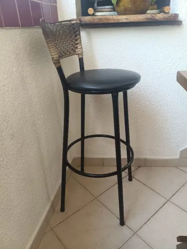 Banqueta alta com estrutura tubular de aço preto