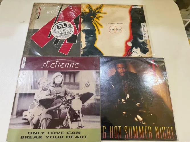 Vendo pacote com 50 discos de vinil importados e nacionais 