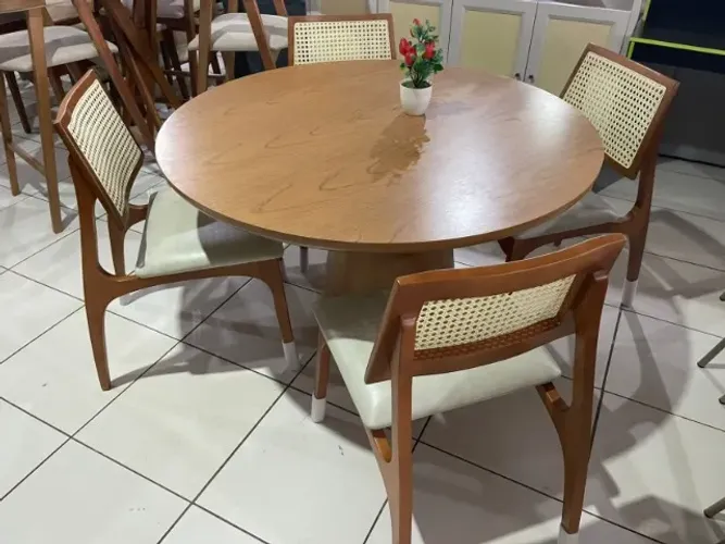 MESA REDONDA EM MADEIRA COM 4 CADEIRAS ASSENTO CORVIN ENCOSTO TELADO