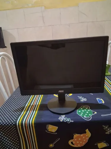 Monitor AOC 15,6" em ótimo estado e funcionando perfeitamente (foto no anúncio).