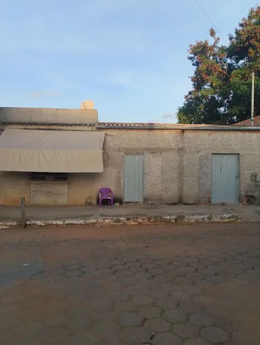 Casa e Comércio em frente a E E Afonso Arinos