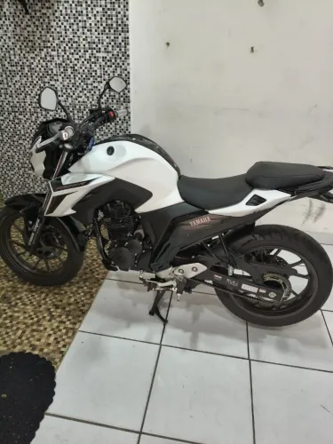 IMPERDÍVEL Vendo moto Yamaha /FZ25 COMPLETA .