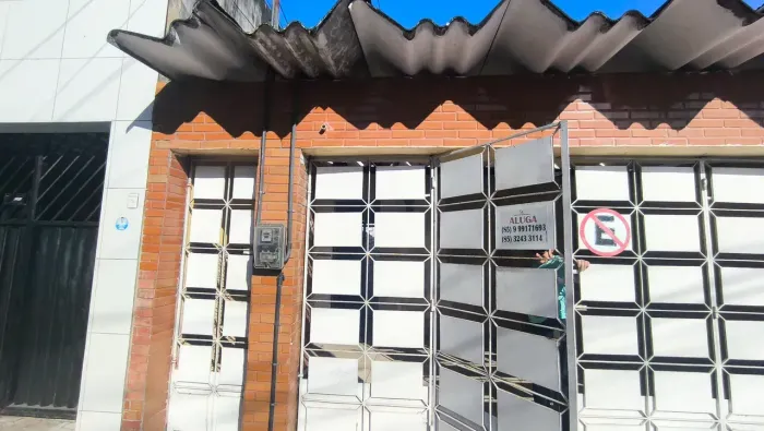 Casa com 03 quartos no centro para locação