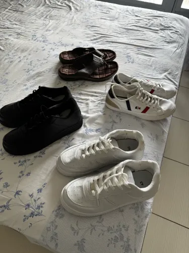 4 pares de calçados 42/43  por 300,00 