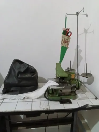 Máquina de costura overloque