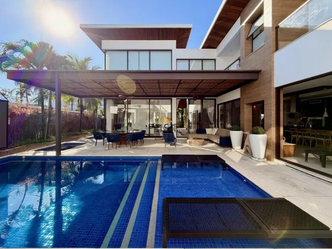 Casa de Luxo com 5 Suítes e Projeto Duda Porto no Condomínio Santa Mônica Jardins na Barra