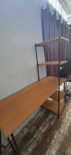 Escrivaninha ou estante