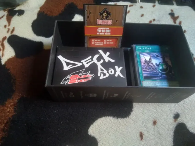 Coleção de cartas Yu Gi Oh + de 100 cartas com Sleve + algumas sem Sleve + Mago Negro