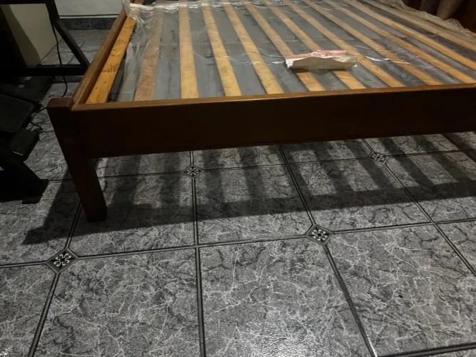 Cama de madeira casal