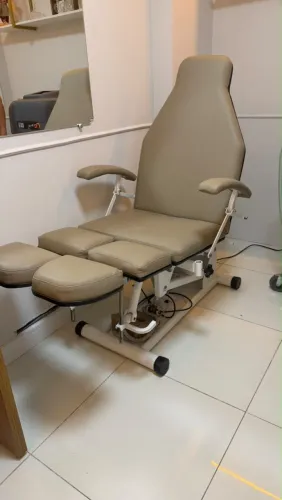 Cadeira Poltrona Para Podologia e Estética Elétrica - Bege