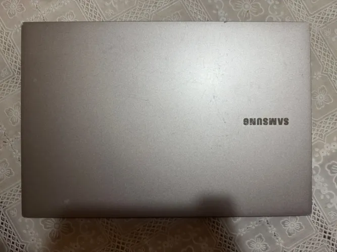 ? Samsung E20 com SSD: Mais velocidade para estudar, trabalhar e navegar!
