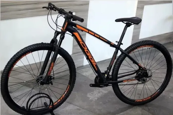 BIKE OGGI semi-nova com roupa completa e capacete, parcela no cartão com juros da máquina.