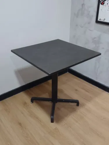 Mesa quadrada pequena