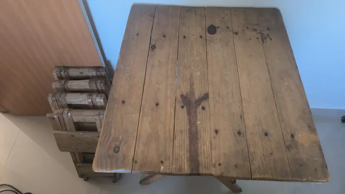 Kit de mesa dobrável e bancos dobráveis em madeira.