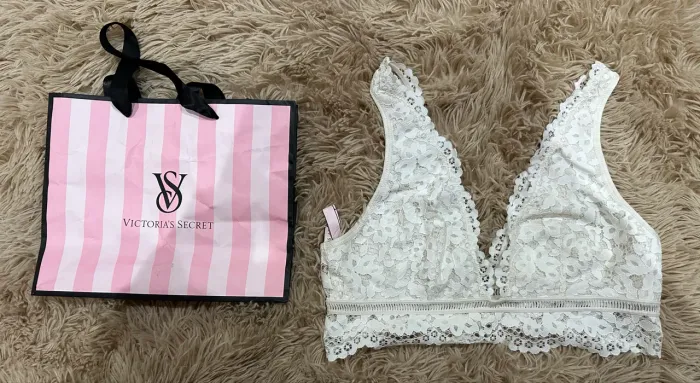 sutiã de renda victoria's secret g branco, vai um rosa usado junto